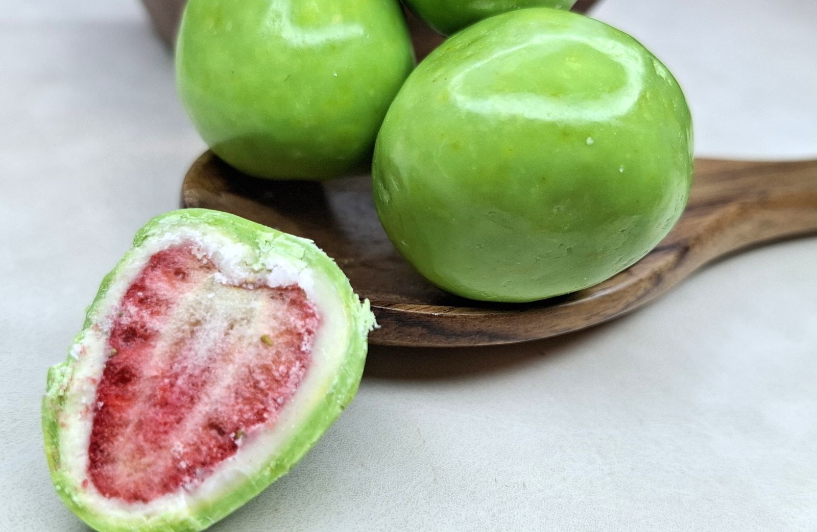 картинка Драже Клубника Natural ЛАЙМBERRY в белой шоколадной глазури от Мануфактуры Александра Винокурова