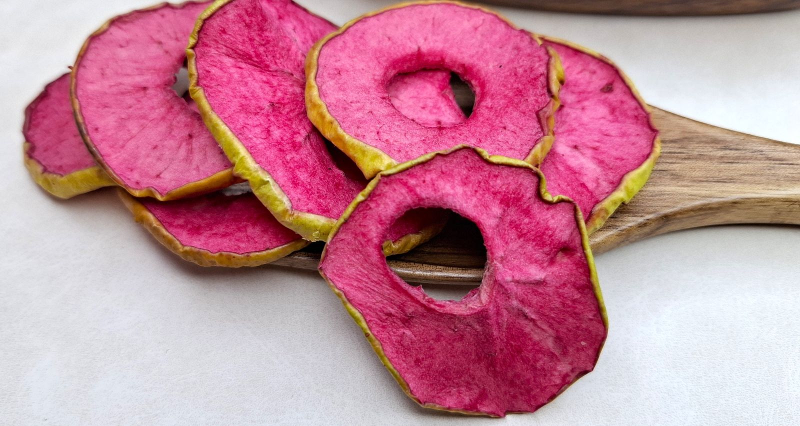 картинка Яблоки RedLove сушеные чипсы (красные) от Мануфактуры Александра Винокурова